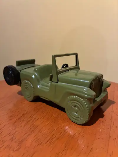bouteille de collection parfum Avon de 1970, en forme de jeep militaire, Willys dans un état impecca...