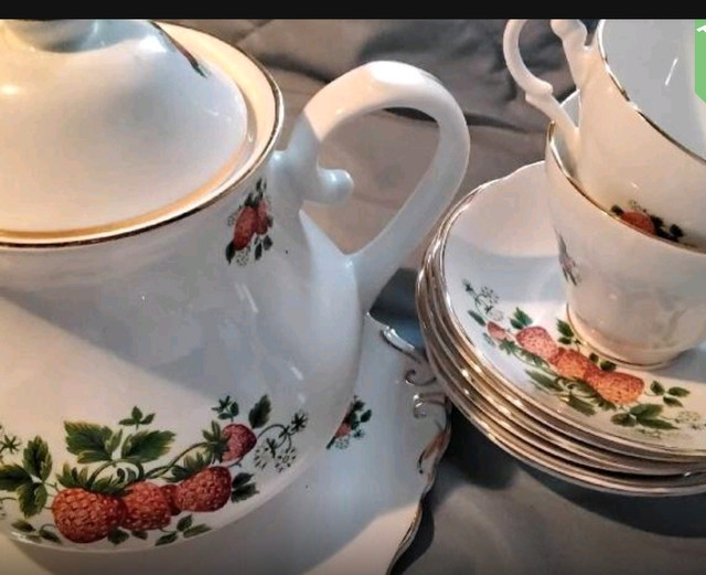 Beautiful Vintage Royal Ascot "Strawberry Pattern" Tea Time  Set in Arts & Collectibles in Oakville / Halton Region - Image 2