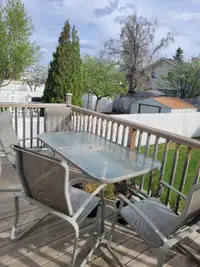 Patio tabel with 4 chairs and an umbrella with holder