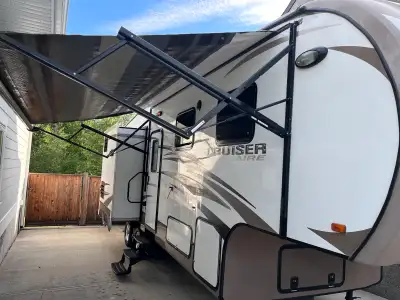 The 2013 Crossroads Cruiser Aire 30DBH fifth wheel features a rear bunkhouse with pack-n-play door,...