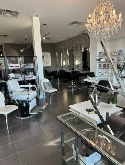Chaise de coiffure à louer dans un espace lumineux sur la Rive-Sud – Vous recherchez un lieu de trav...