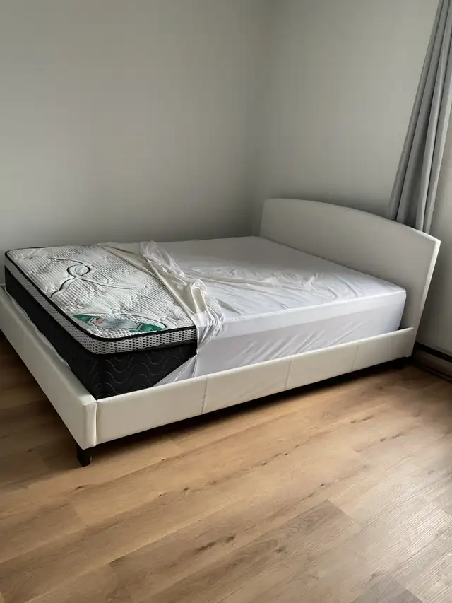 Grand lit avec une base in Beds & Mattresses in Longueuil / South Shore - Image 4