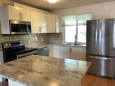 Recently Renovated Bright 3Bed/2Bath House Near Market mall