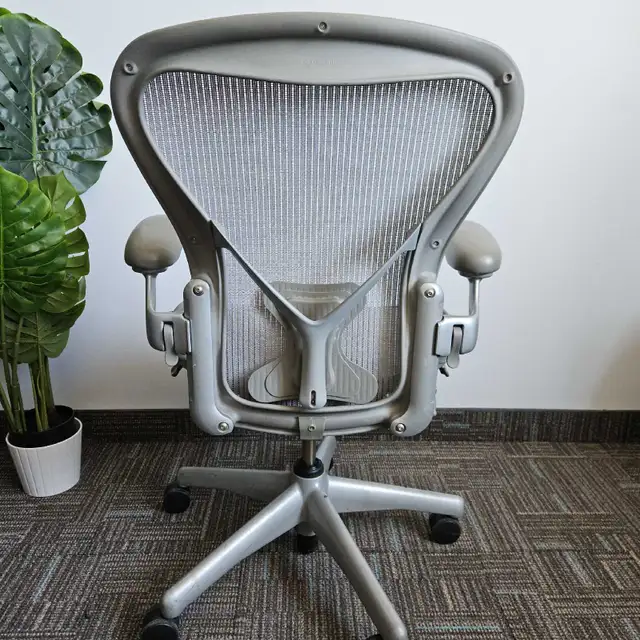 Herman Miller aeron size b FREE DELIVERY in Chairs & Recliners in City of Toronto - Image 5