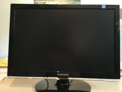 Samsung monitor for sale Rarely used by senior citzen. Great condition Not HMDI Located in Oakville