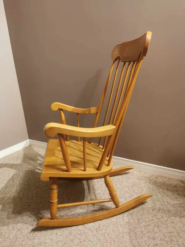 Solid Wood Rocking Chair Gold Stenciling in Chairs & Recliners in Kingston - Image 3