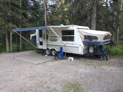 2007 Starcraft Travel Star 19CK Hybrid Travel Trailer Both ends fold out to full beds. Couch and din...