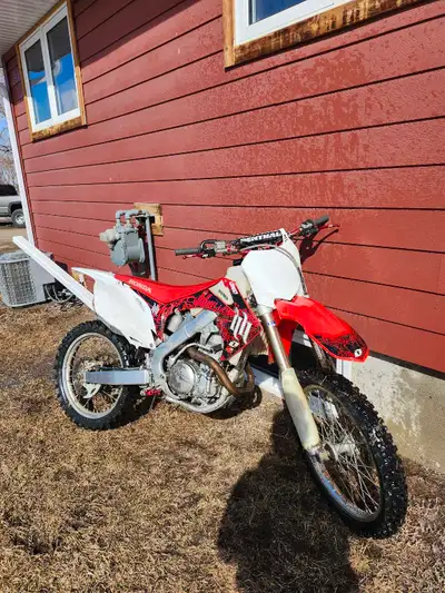 This is my 2009 crf450r Around 30hrs on the motor Has flag mount Brand new unbreakable folding lever...
