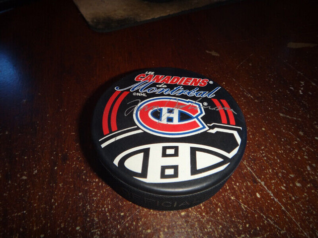 Tom Johnson Montreal Canadiens Signed Hockey Puck hof # 10 dans Art et objets de collection  à Victoriaville
