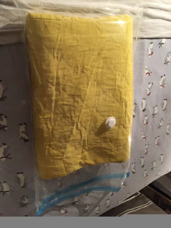 Vintage 50s Quilted Yellow Double-Queen Sz Bed cover - 94" X 88" in Arts & Collectibles in City of Toronto - Image 5