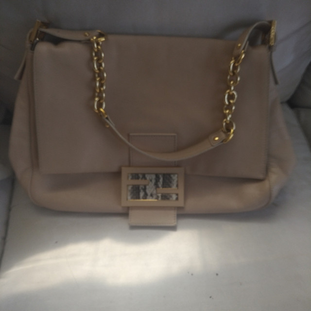 Authentic FENDI Leather Purse Gold Chain Hand Bag Sac Cuir Or dans Femmes - Sacs et portefeuilles  à Ville de Montréal