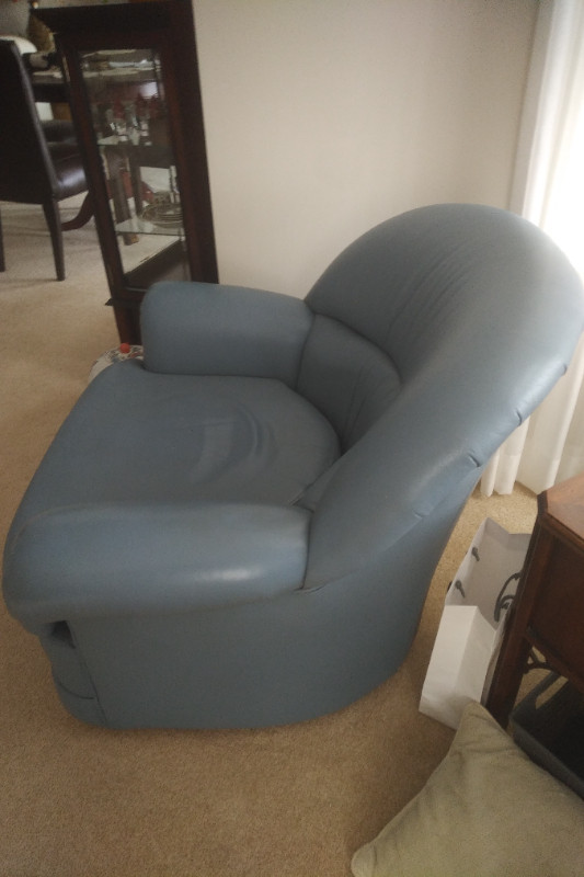 Rotating Italian Leather Chair in Chairs & Recliners in Kitchener / Waterloo - Image 2