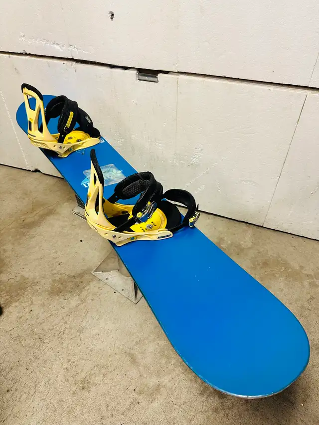 Burton snowboard 156 cm with Burton Mission medium bindings in Snowboard in Markham / York Region - Image 3