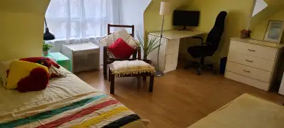 Large Furnished, PRIVATE WASHROOM for MALE STUDENT or worker. Av
