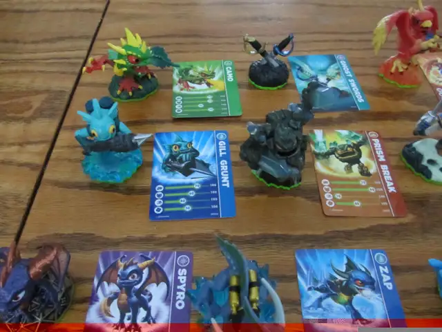 Skylanders Spyro's Adventure Figures Near Complete Set With Card in Other in Oakville / Halton Region - Image 3