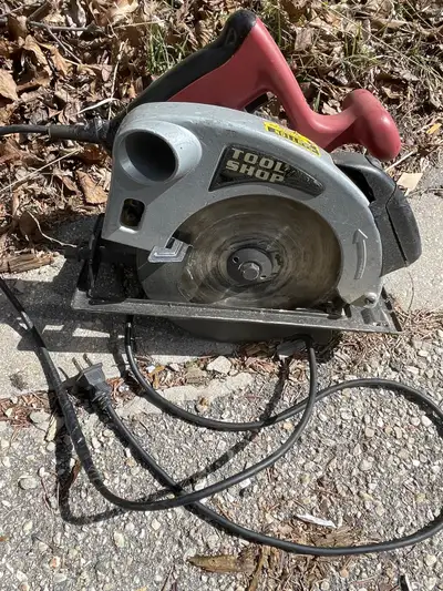 Used 7 1/4” electric circular saw for sale in working condition.