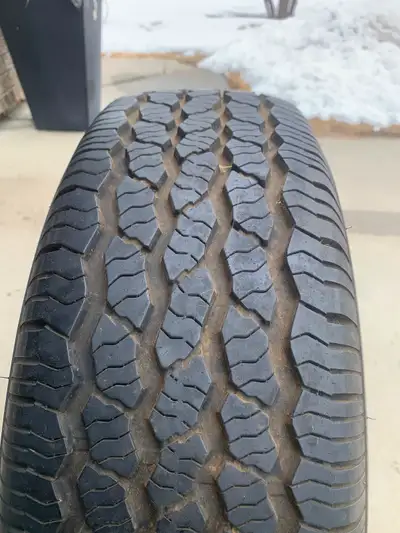 Three Bridgestone Blizzak (205/70R/15 and one KUMHO (215/70R/15 in good condition on KIA rims