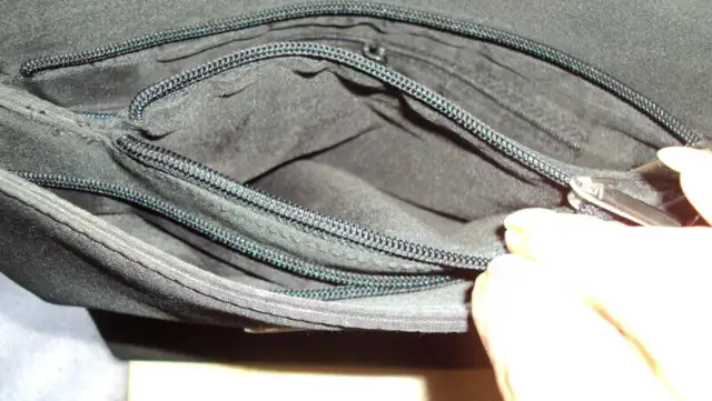 CALVIN KLEIN BLACK NYLON PURSE in Women's - Bags & Wallets in Mississauga / Peel Region - Image 5