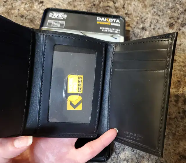 Men’s Dakota Wallet in Men's in Grande Prairie - Image 3