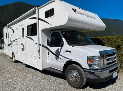 2011 Ford E450 Adventurer new $10000 engine 32 ft 1 slide out: dinner table/kitchen space Great cond...