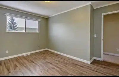 Very close to University of Manitoba. Utilities included.3 parking space. Close to Restaurants, Bank...