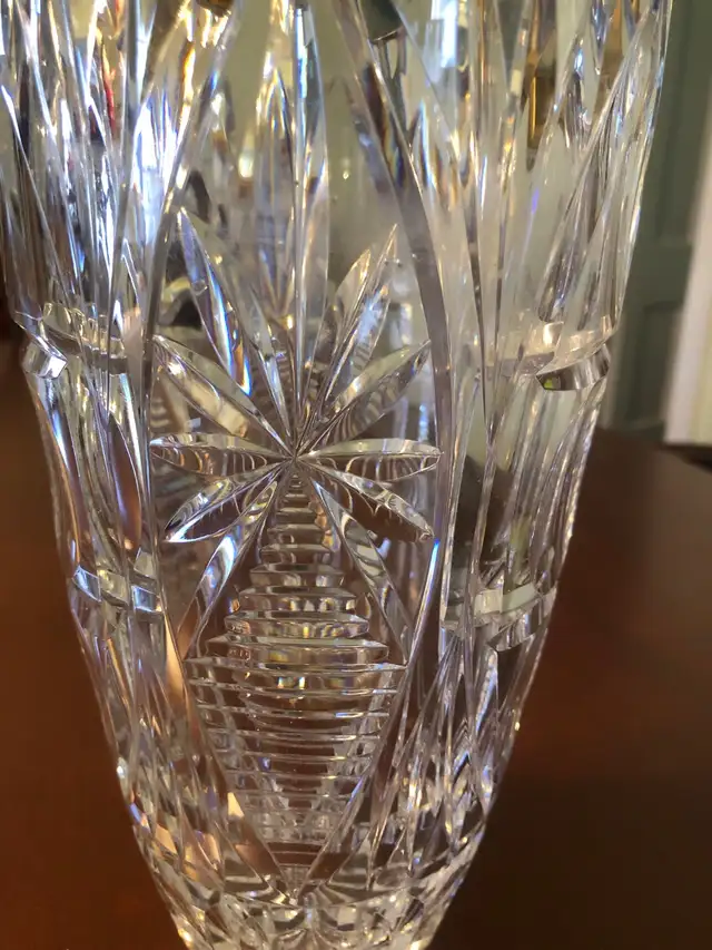 Beautiful Vintage Crystal Vase in Kitchen & Dining Wares in City of Toronto - Image 3