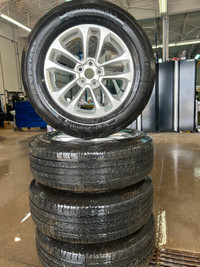 225/65R17 pneus et jantes usagé 8/32 Ford Escape 5x108