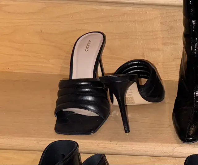 Women Shoes in Women's - Shoes in City of Montréal - Image 3