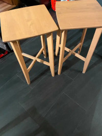 Petites tables à plantes en bois