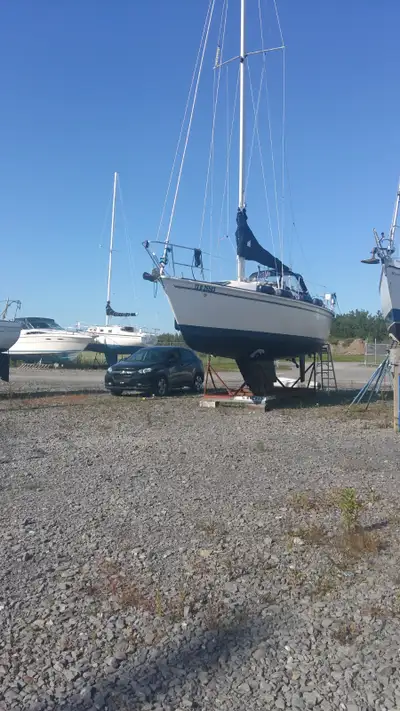 Voilier A vendre situé a Ville-Marie en Abitibi-Témiscamingue. Il possède un ber sur roue ( remorque...