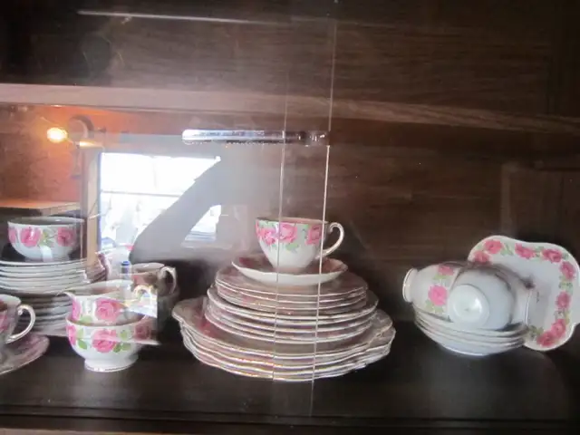 Royal Standard ROSE OF SHARON china Tea set for 4 in Arts & Collectibles in Edmundston - Image 2