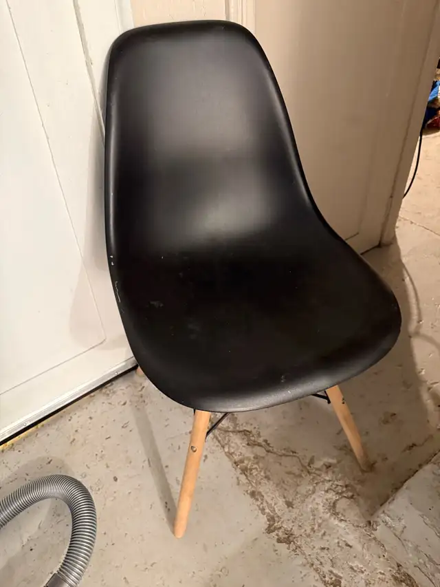  Black chairs with wood legs in Chairs & Recliners in Hamilton - Image 2