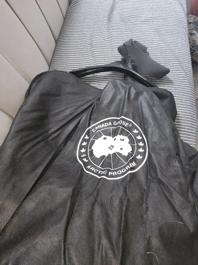 Canada Goose Parka Jacket XL 'Toronto Raptors' Edition in Men's in City of Toronto - Image 7