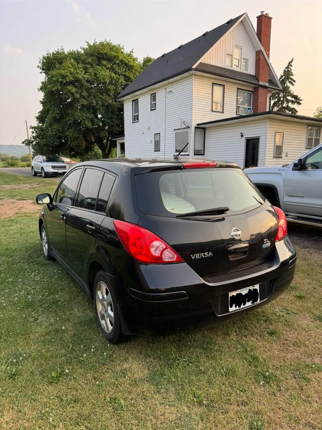 2010 Nissan Versa Hatchback in Cars & Trucks in St. Catharines - Image 2