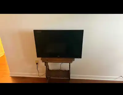 Selling this because im getting a new one 31" x 19.5" Good to watch shows or as monitor Does not hav...