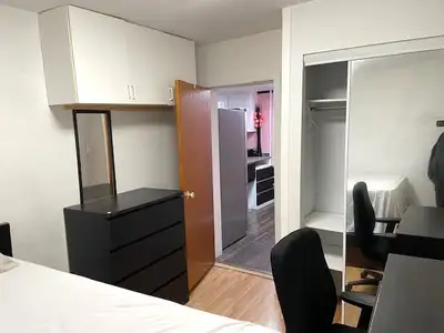 English Text follows... Chambre meublée privée avec clés.Salle de bains et cuisine partagées. 15 min...