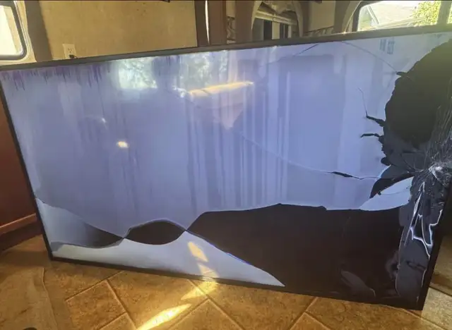 70” Smart TV – VIZIO - Broken Screen, Parts Working in TVs in City of Montréal - Image 2