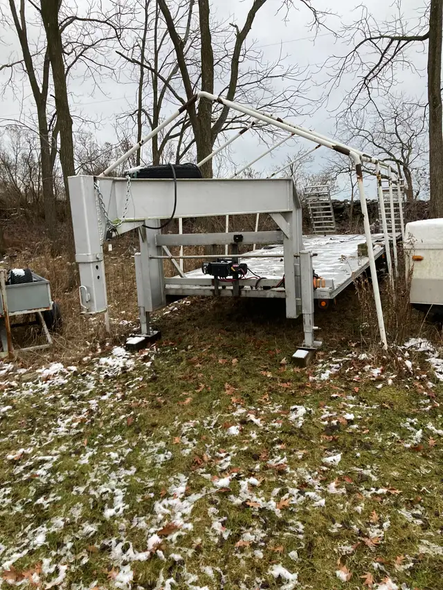 Selling 28' 5th wheel flat bed beavertail trailer c/w 9ton winch in Cargo & Utility Trailers in Hamilton - Image 4