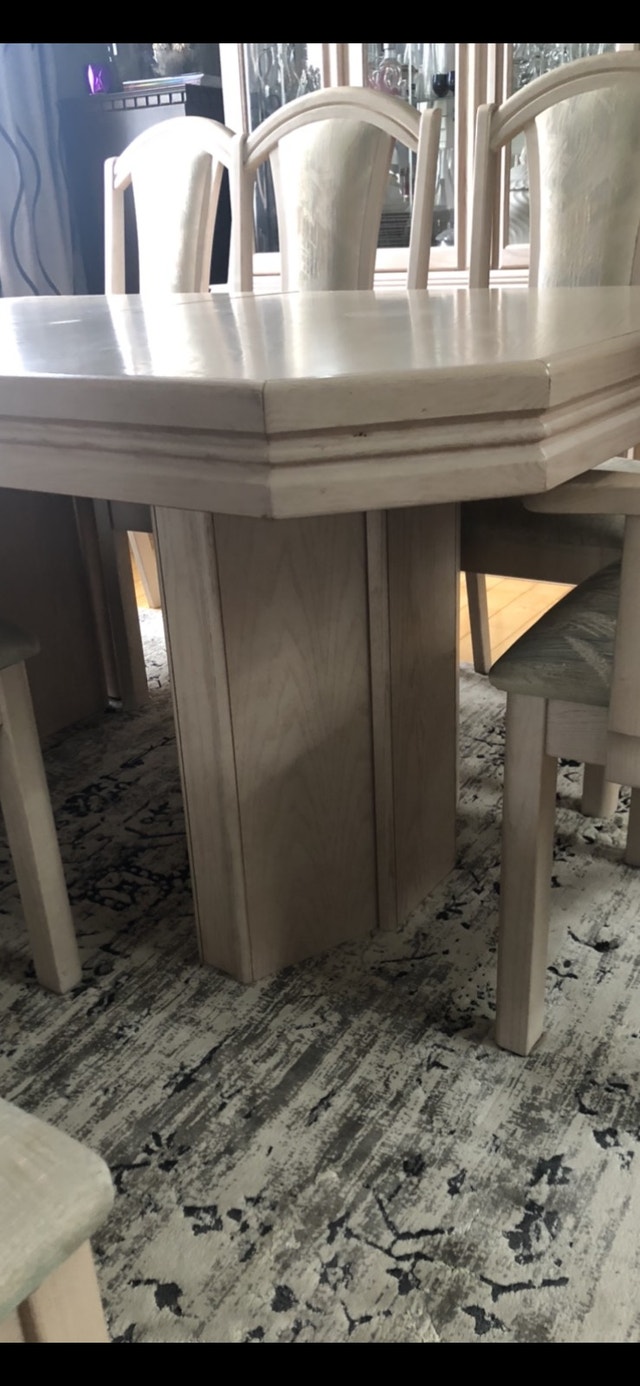 Solid wood dining table & chairs Dining Tables & Sets Kitchener