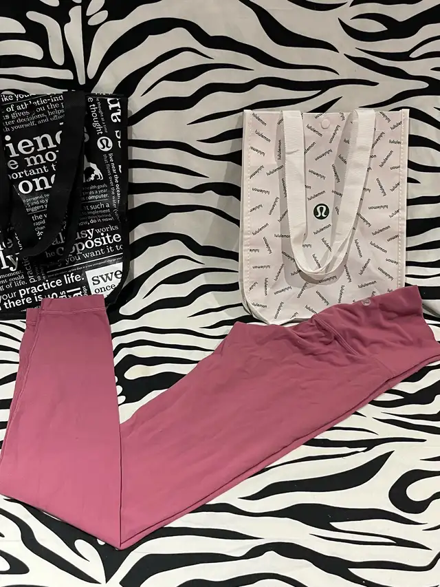 Lululemon Pants/ Leggings in Women's - Bottoms in City of Toronto - Image 9