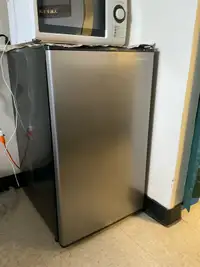 Small fridge for residence use 