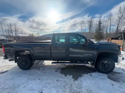2018 GMC seirra 2500HD duramax longbox in good condition Had both front axels changed brake rotors a...