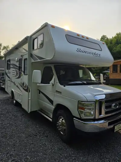 Un bijoux! 70 000km Ford E350 , V10 a essence. 24 pied, vien avec Tout les accessoires ( coutellerie...