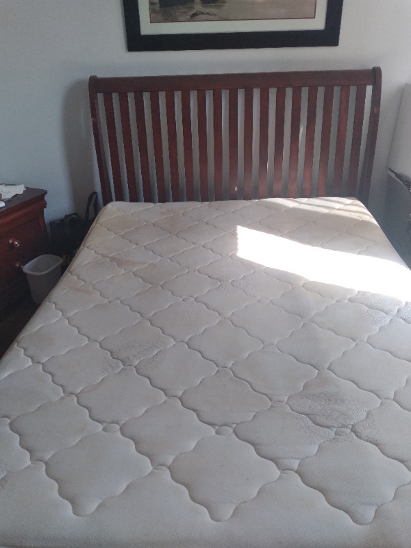 Queen pillow top matress good cond | Bedding | Sudbury | Kijiji