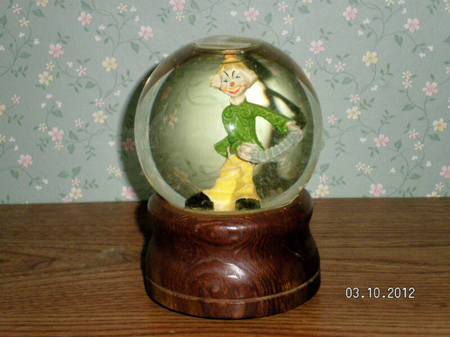 Musical water globe in Arts & Collectibles in Trenton