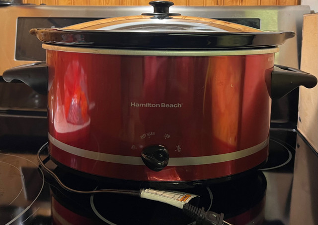 Hamilton Beach Slow Cooker (8qt) in Microwaves & Cookers in Pembroke