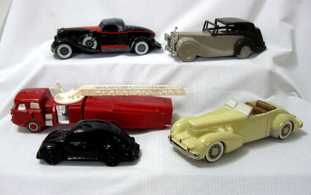 CINQ VEHICULES AVON COLLECTIBLES FIVE VEHICLES dans Art et objets de collection  à Ouest de l’Île