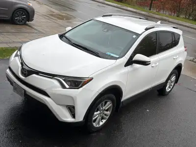 Toyota Rav4 LE 2018 very clean truck 199000km 2 sets of tires on rims update radio new front brakes...