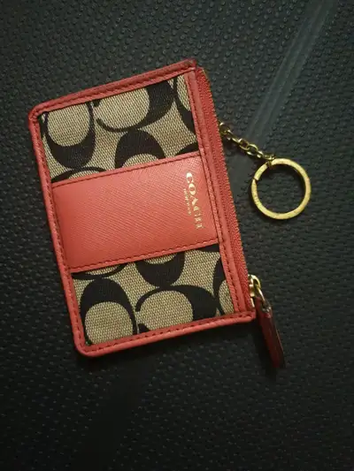 Bonjour, Je vends ce porte-cartes zippé rose. Cuire Cross-Grain Leather Je ne communique que par ema...