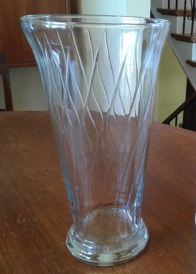 Tall 10" Glass Vase - Spiral Design in Arts & Collectibles in Oshawa / Durham Region - Image 5
